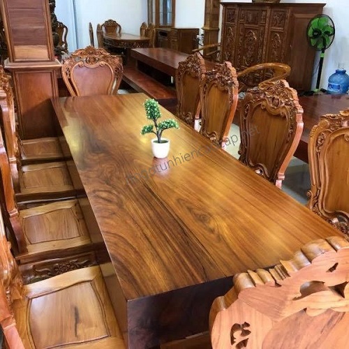 Các mẫu bàn ghế gỗ nguyên khối vô cùng đa dạng và độc nhất, không có cái nào giống với cái nào