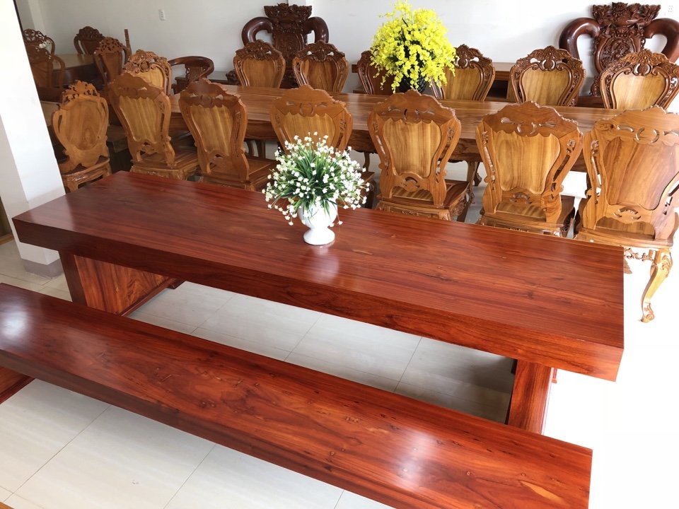 Bộ bàn ghế gỗ nguyên khối có chất lượng và tuổi thọ cao