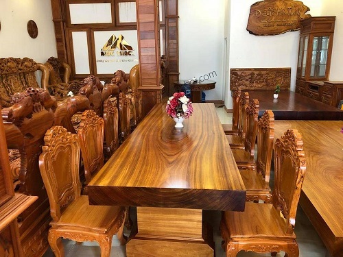 Chất liệu làm lầm nên các bộ bàn ghế gỗ nguyên khối chủ yếu là các loại gỗ như gỗ lim, gỗ sồi, gỗ hương lâu năm có kích thước lớn