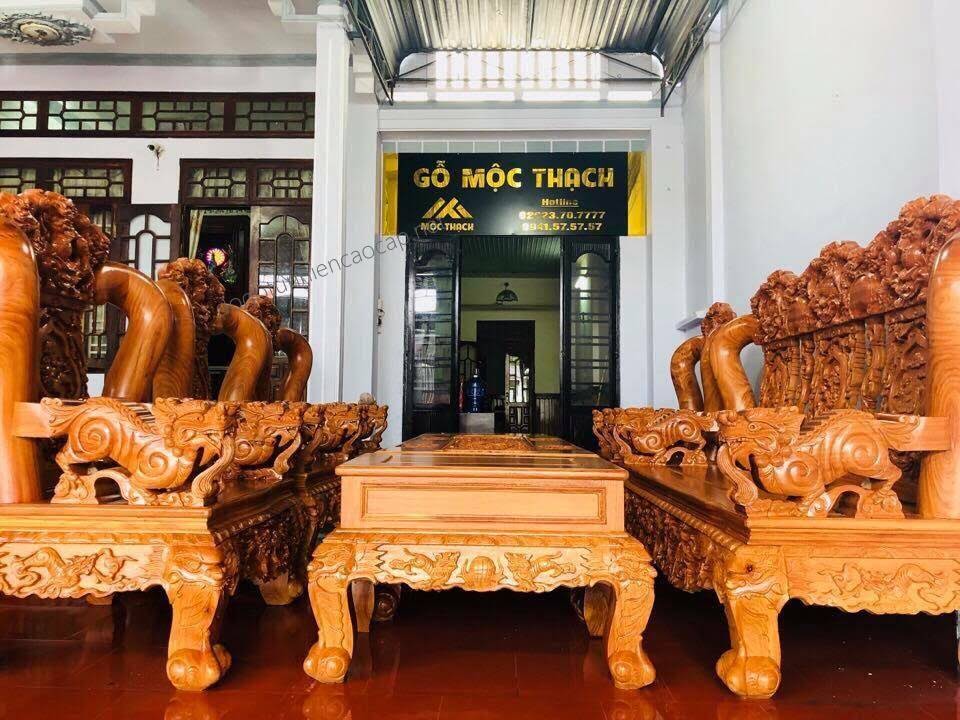 Bàn ghế gỗ nguyên khối không chỉ mang tính thẩm mĩ cao mà còn mang những ý nghĩa sâu xa trong phong thủy