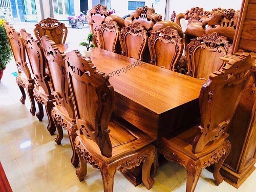 Gỗ được sử dụng để làm bàn ghế này là gỗ lim, gỗ sồi, gỗ hương… 