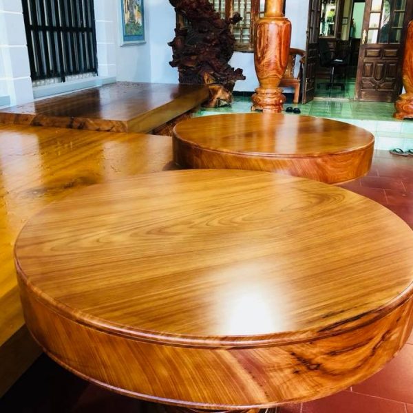 Bề mặt bàn nổi bật với các vân gỗ tự nhiên